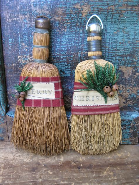 Primitives from the Iowa Prairie: Christmas Is Coming! Christmas Booth, Christmas Lodge, Handmade Christmas Crafts, Rustic Crafts, Wreath Decoration, Primitive Crafts, Girl Christmas, Primitive Christmas, Christmas Crafts Decorations