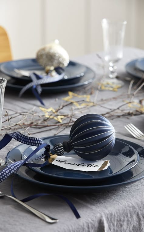 Christmas Dining Room Table, Xmas Table Decorations, Navy Christmas, Blue Christmas Decor, Xmas Dinner, Christmas Dining Table, Christmas Dining Room, Christmas Preparation, Christmas Blue