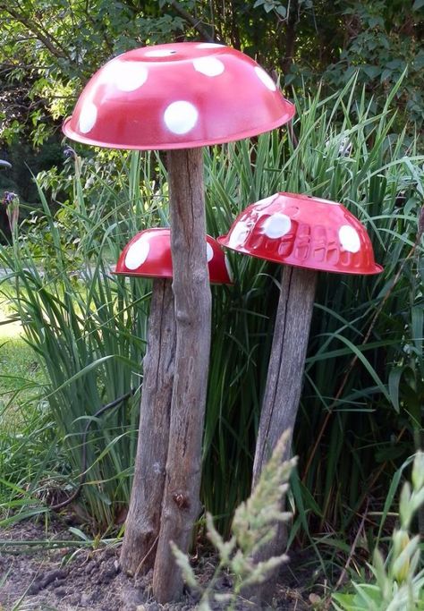 Kebun Herbal, Jardim Diy, Garden Mushrooms, Diy Yard, Creative Gardening, Garden Crafts, Garden Ornaments, Diy Garden Decor, Outdoor Projects