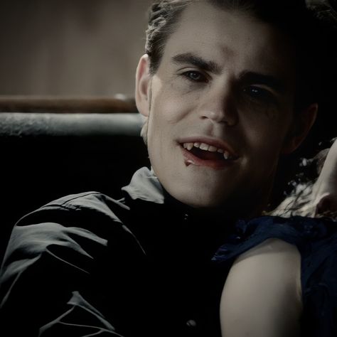 Stefan Vampire, Stefan Tvd, Vampire Face, Stefan And Caroline, Vampire Pictures, The Vampire Diaries Characters, Klaus And Caroline, Manchester United Wallpaper, Vampire Diaries Stefan