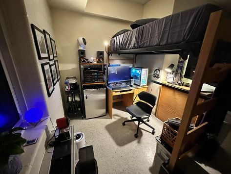 Guys dorm room College Dorms For Guys, Men’s Dorm Room, Dorm Decor For Guys, Dorm Room Decor For Guys, Male Dorm Room, Room Decor For Guys, Guys College Dorm, Male Dorm Room Ideas, College Dorm Room Ideas For Guys