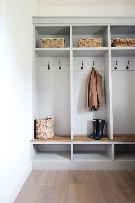 Built-in lockers in this cute mudroom  #mudrooms #interiordesign #mudroomideas Diy Mudroom Lockers, White Oak Bench, Mudroom Cubbies, Armoire Entree, Farmhouse Mudroom, Built In Lockers, Home Lockers, Diy Mudroom, Mudroom Lockers