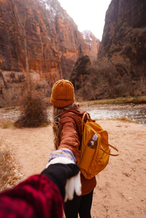 #travel #travelcouple #utah #zion #zionnationalpark Zion National Park Couple Photos, Zion Photoshoot, Zion National Park Photography, Zion Park, Granola Girl Aesthetic, Hiking Photography, Flower Photoshoot, Photography Inspiration Portrait, Park Photos