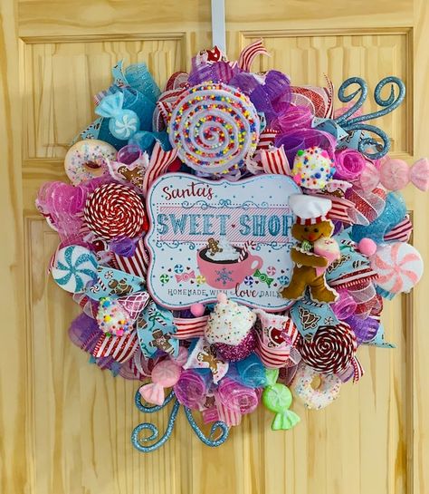 Candy Wreath Christmas, Christmas Candy Wreath, Pink Toys, Gingerbread Wreath, Candy Christmas Tree, Birthday Wreath, Christmas Wreath For Front Door, Candy Wreath, Fun Wreath