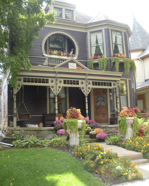 Victorian Homes Purple, Colorful Old House Interior, Colorful Victorian House Exterior, Older Homes Exterior, Simple Victorian House, Purple Victorian House, Victorian Homes Aesthetic, Hipstoric Home, Small Victorian House