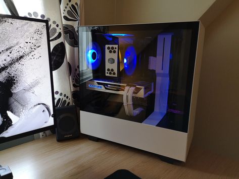 Black And White Pc Build, Nzxt Pc Build, Black And White Pc, White Pc Build, Custom Gaming Computer, Gaming Computer Setup, Dream Setup, Pc Ideas, Best Gaming Setup