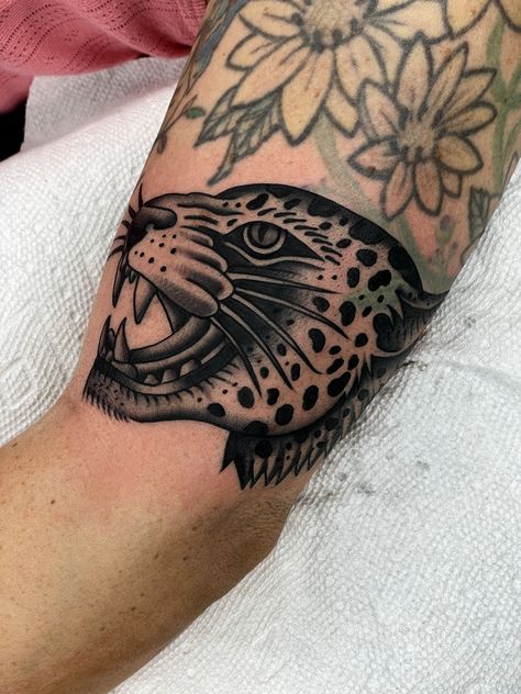 #tattoo #tattooideas #tattooart #tattoodesign #michigan #bodyarttattoos #blackandgray #traditionaltattoos #cheetah Sabrina Tattoo, Patchwork Tattoos, Jaguar Tattoo, Chain Tattoo, Leopard Tattoos, Tattoo Old School, Inspiration Tattoos, Home Tattoo, Tattoo Videos