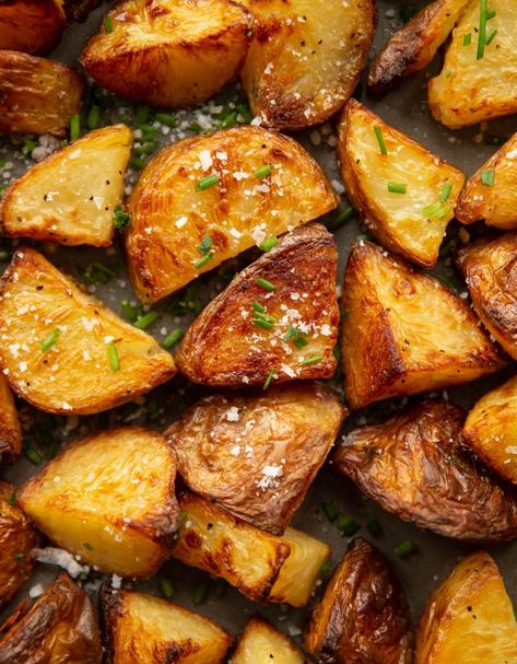 These Salt and Vinegar roasted potatoes are crispy, tangy and all round delicious. Perfect as a side or served as finger food with a dip! #salt #vinegar #potatoes | www.dontgobaconmyheart.co.uk Spiralized Veggie Recipes, Vinegar Potatoes, Dinner Date At Home, Salt And Vinegar Potatoes, Best Roast Potatoes, Salted Potatoes, Potato Wedges Recipe, Salt And Vinegar, Roasted Potato Recipes