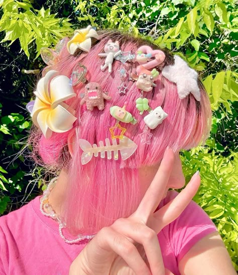 snow ୧ ‧₊˚ 🍵 ⋅ | Want these clips all 4 yourself?!?! In collaboration with @olivescharms, we’re hosting a GIVEAWAY for the set of FOUR hairclips in slide… | Instagram Lavinia Asimov, Susie Lavoie, Pained Expression, Decora Hair, Kidcore Jewelry, Japanese Grunge, Hair Clips Aesthetic, Clips Aesthetic, Decora Fashion