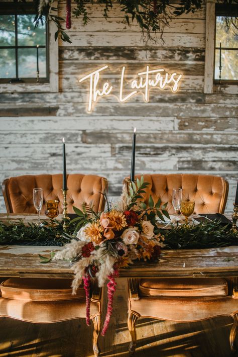 Head Table Fall Wedding, Fun Centerpieces Wedding, Sept Wedding, Fall Wedding Head Table Ideas, Wedding Eating Table, Rustic Boho Wedding Head Table, Fall Wedding Venues Indoor, Table Numbers Fall Wedding, Vintage Head Table Wedding