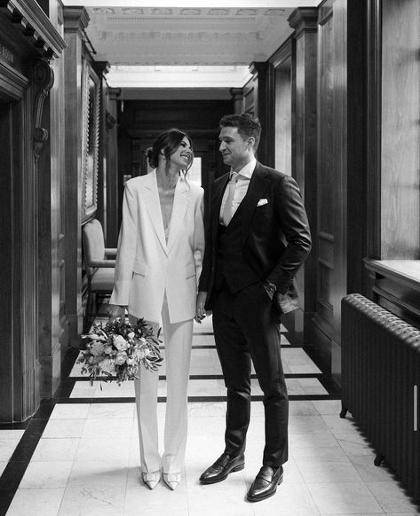 Courthouse Wedding Photos, Women Suits Wedding, Simple Wedding Gowns, Chic Brides, City Hall Wedding, Courthouse Wedding, Civil Ceremony, Civil Wedding, Engagement Photo Inspiration