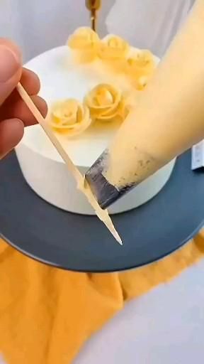 Resipi Kek, Cupcake Decorating Tips, Buttercream Flower, Cake Decorating For Beginners, Buttercream Cake Decorating, Simple Cake Designs, Cake Decorating Piping, Creative Cake Decorating, Cake Decorating Frosting