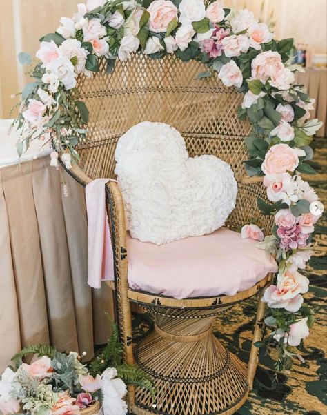 Flower Baby Shower Theme, Baby Shower Chair, Backyard Baby Showers, Gender Reveal Baby Shower Themes, Ladybug Baby Shower, Classy Baby Shower, Bow Baby Shower, Vintage Baby Shower, Green Baby Shower