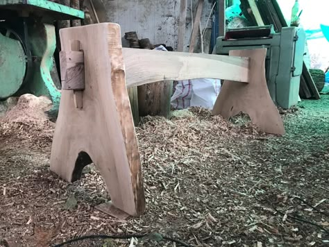 Unique Table Legs, Live Edge Wood Furniture, Wood Log Crafts, Old Tables, Rustic Wood Projects, Rustic Furniture Design, Rustic Log Furniture, Rustic Furniture Diy, Wood Table Design