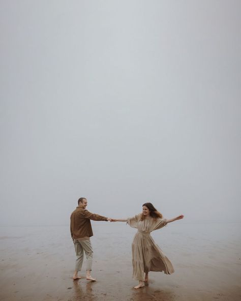 Take Your Own Couple Photos, Couple Shoot Beach Photography, Couple Portrait Photography Poses, Beach Photography Ideas For Couples, Couple Beach Portraits, Lovers Photoshoot Poses, Couple Self Portrait Ideas, Beach Couple Shoot Ideas, Photography Inspiration Couples