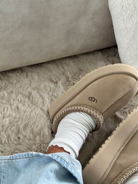 Cute Uggs, Ugg Tasman Slippers, Sneaker Shop, Ootd Women, Ugg Tasman, Autumn Look, Shoe Wishlist, Trendy Winter, School Looks