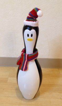 Cute bowling pin penguin. Could change out his hat and scarf for different seasonal wear. Decorating Bowling Pins, Bowling Pin Christmas Crafts, Bowling Pin Crafts Diy, Christmas Bowling Pins, Bowling Pins Ideas, Bowling Pin Art, Diy Bowling Pins, Penguin Bowling, Pin Painting