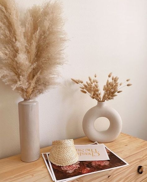 When choosing the height of your vase, I like to have my florals being around the same height as the vase. This will help you choose which to buy, and where you might want to put it in your home. photo is not owned by Pampas Gal. Shop Pampas Grass & Dried Floral Decor: www.pampasgal.com IG: @pampasgal Pompous Grass In Vase, Dried Pampas Grass Decor Living Room, Dried Floral Decor, Floor Vase Decor, Home Minimal, Dried Pampas, Pampas Grass Decor, Office Fit Out, Bunny Tails