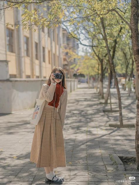 Korean Style Photoshoot, Modest Poses, Outfit Korean Style, Korean Photo, Spring Girl, Fashion Top Outfits, Aesthetic Filter, Stylish Photo Pose, Classy Photography