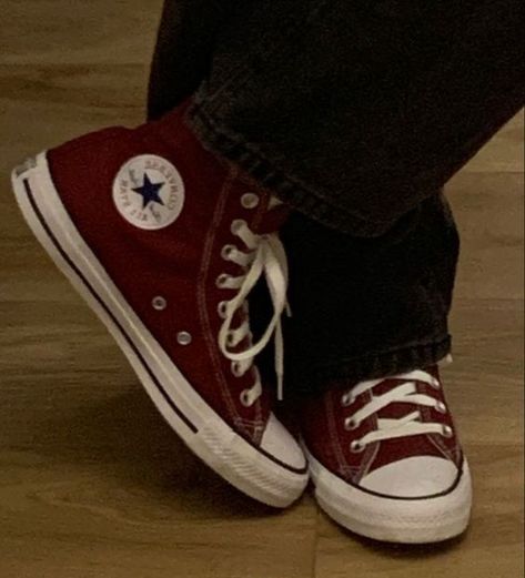 reposte I Love My Siblings, Red Converse Aesthetic, Converse Aesthetic Outfit, Love My Siblings, Dark Red Vibes, Converse Rouge, Dark Red Converse, Kurt Cobain Style, Dark Feminine Style