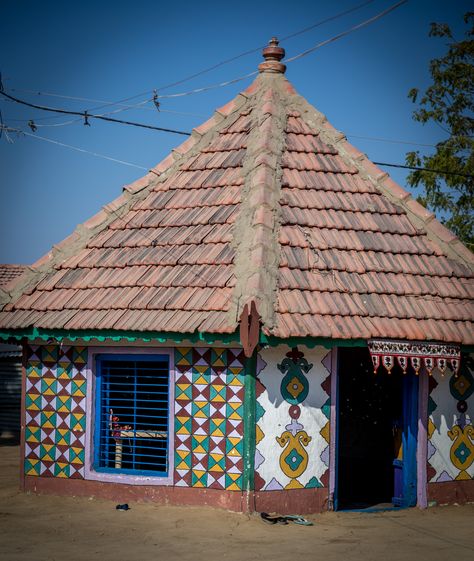 Bhunga is a type of hut from dessert area of Gujarat, Kutch. It is a earthquake proof design made out of Mud blocks,Mud plastering and mud flooring. Mud Flooring, Mud Plaster, Hut Design, Making Out, Gazebo, Dream House, Outdoor Structures, Dessert, India