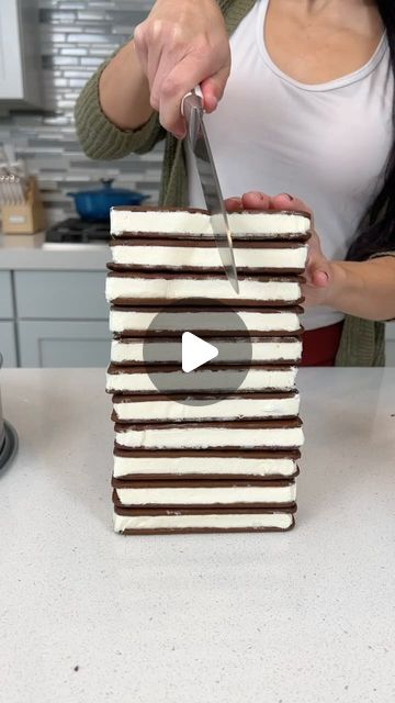 Jacky Has Fun on Instagram: "⭐️Hot Cocoa Ice Cream Cake😋 #holidayrecipes #christmasrecipes #icecreamcake #cakeideas #wintervibes #easyrecipes #nobakecake #recipeoftheday #foodie #desserts #dessertoftheday #hotchocolate #hotcocoa #peppermint" Christmas Ice Cream Sandwiches, Christmas Cakes Chocolate, Chocolate Christmas Cake Ideas, Xmas Cooking Ideas, Hot Cocoa Ice Cream Cake, Cake And Ice Cream Party Ideas, Best Ice Cream Cake Recipe, Peppermint Ice Cream Cake, Viral Recipes Desserts