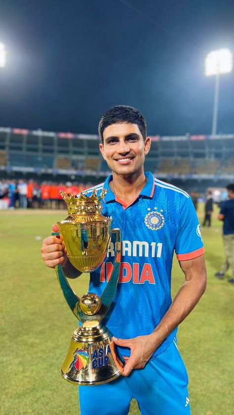 Shubman Gill with the Asia Cup Trophy Shubham Gill, Cricket Poster, Crickets Funny, Dhoni Photos, Shubman Gill, World Cup Teams, Virat Kohli Wallpapers, Anime Photo Profile Dark, India Cricket Team