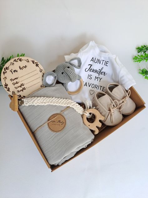 New Baby Gift Basket, Aunt Baby, Baby Aunt, Custom Baby Gift, Gender Neutral Baby Gifts, Muslin Baby Blankets, Custom Baby Gifts, Baby Presents, Baby Gift Basket