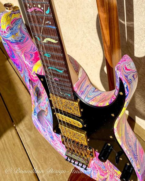 Chaotic Pics, Sick Guitars, Pretty Punk, Pretty Guitars, Kustom Paint, Instruments Art, Ibanez Guitars, Electric Guitar Design, Guitar Obsession