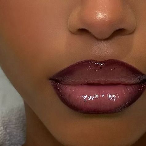 Dark Lipliner With Light Lipstick, Y2k Lip Combo, 2 Toned Lips, Lip Combos For Dark Skin, Lip Combos For Black Women, Prom Lips, Overlined Lips, Light Skin Makeup, Glossy Lips Makeup