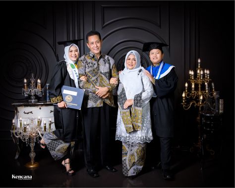 Photo Wisuda Studio Keluarga, Photoshoot Graduation, Style Foto, Family Photo Studio, Grad Shoot, Graduation Look, Graduation Photography Poses, Kebaya Dress, Graduation Picture Poses