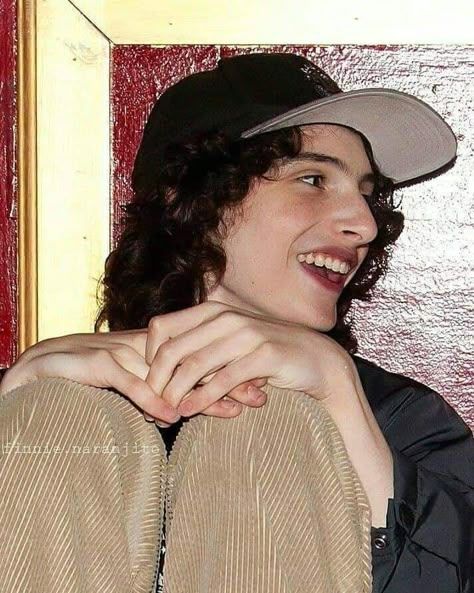 Finn Wolfhard, Ideas Style, Home Ideas, Curly Hair, Style Inspiration, Funny, Hair