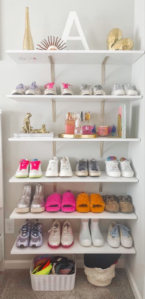 Preppy Room Shelves, Room Inspo Organizations, Preppy Closet Organization, Gold Bedroom Decor, College Room Decor, Bedroom Decor For Teen Girls, Vanity Room, Pinterest Room Decor, Preppy Room Decor