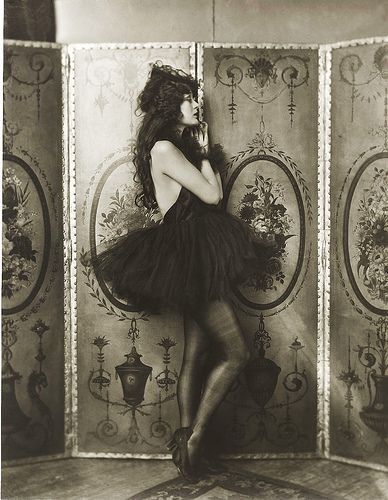 Silent Movie Star Dolores Costello (en oma van Drew Barrymore!) 1918. Dolores Costello, Vintage Foto's, Ziegfeld Follies, Ziegfeld Girls, Silent Film Stars, Gene Kelly, Mae West, Vintage Fashion Photography, Silent Movie