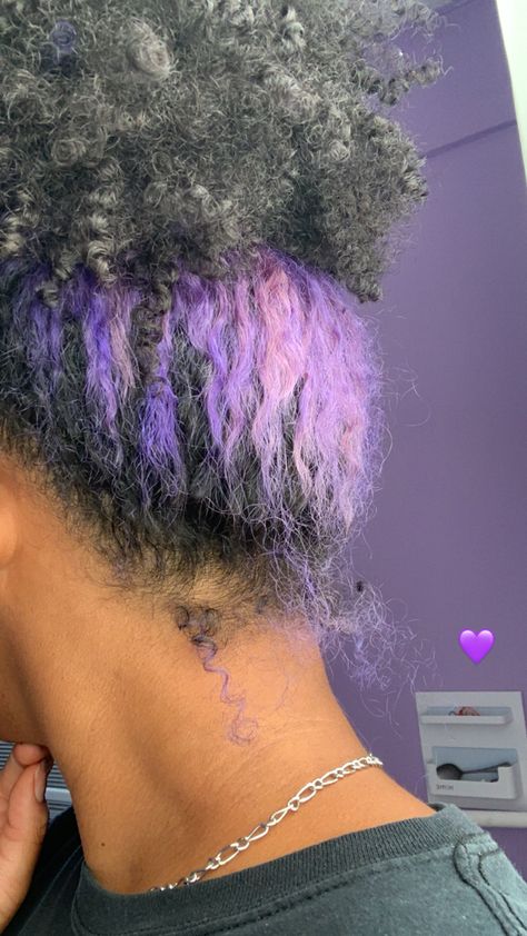 Lavender Hair Dye Ideas, Stunk Strip Hairstyles Purple, Light Purple Skunk Stripe Hair, Lavender Skunk Stripe Hair, Sunk Stripes Hair, Lavender Natural Hair, Lavender Peekaboo Hair, Purple Skunk Stripe Hair, Skunk Stripe Hair Ideas