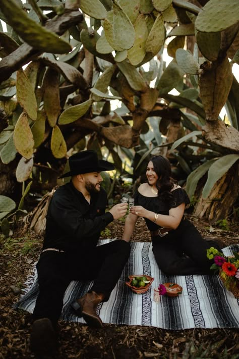 Engagement Photos Mexican Theme, Mexican Maternity Shoot, Mexican Family Pictures, Mexican Engagement Photos, Mexican Photoshoot, Western Engagement Pictures, Western Photoshoot Ideas, Mexican Inspiration, Fam Photos