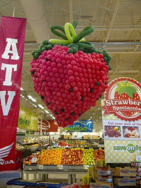 Deco Fruit, Giant Strawberry, Strawberry Festival, Short Cake, Summer Window, Fruit Summer, Fruit Shop, Balloon Ideas, Balloon Sculptures