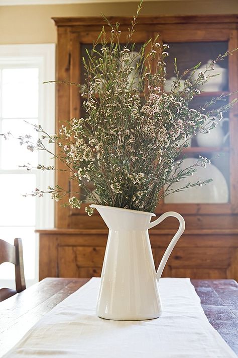 1940s Cottage, Serene Home, Cottage Journal, String Lights In The Bedroom, Traditional Home Decor, Kitchen Chandelier, Cottage Renovation, Vintage Ideas, Cottage Living Rooms