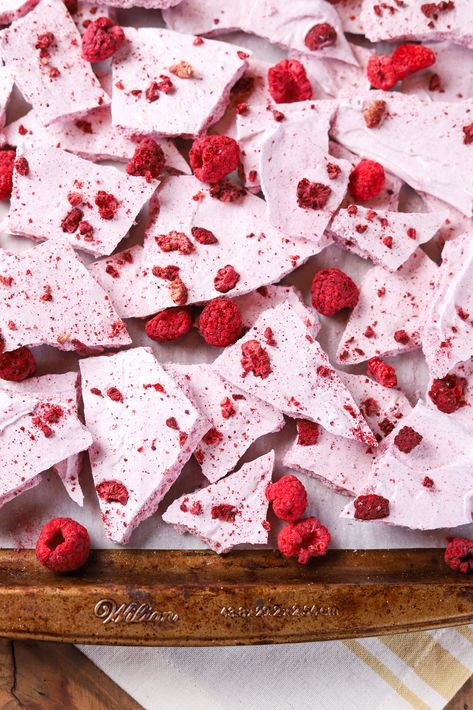 Freeze Dried Raspberry Recipes, Meringue Bark, Meringue Cookie, Raspberry Meringue, Valentines Recipes Desserts, Meringue Desserts, Meringue Recipe, Strawberry Mousse, Freeze Dried Raspberries