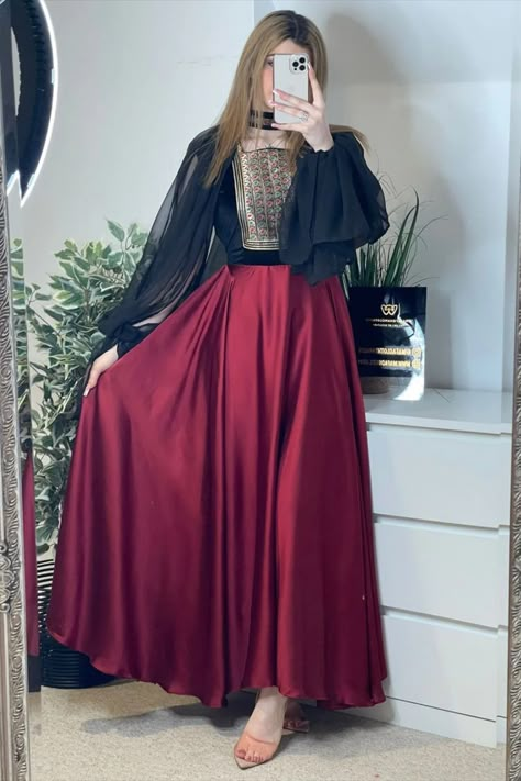 Afghani Dress Wedding, Stylish Wedding Dresses Pakistani, Simple Maxi Design, Afghani Frock Design, Afghan Fashion Modern, Maxi Style Pakistani Dresses, Afghani Clothes Style, Afghani Dresses Modern, Afghan Dresses Modern