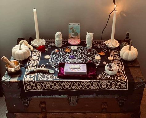 Altar Setup Witchcraft Ideas, Witchcraft Altar Setup, Witch Altar Small Space, Small Witch Altar, Small Altar Ideas, Alter Ideas Spiritual, Wicca Altar Setup, Witchy Bedroom Ideas, Discreet Witch Altar