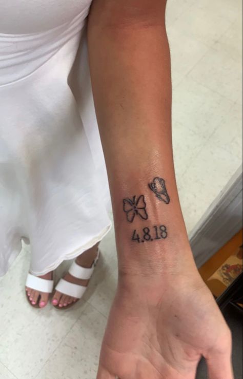 Small Tattoo For Loved One Who Passed, Tattoo For Passed Friend, Tattoo In Memory Of, Passed Grandpa Tattoo, Aesthetic Memorial Tattoo, Tattoo Ideas For Uncle Who Passed, Tattoo Ideas For Grandpa Who Passed, Brother Passing Tattoos, Small Tattoo For Brother Who Passed