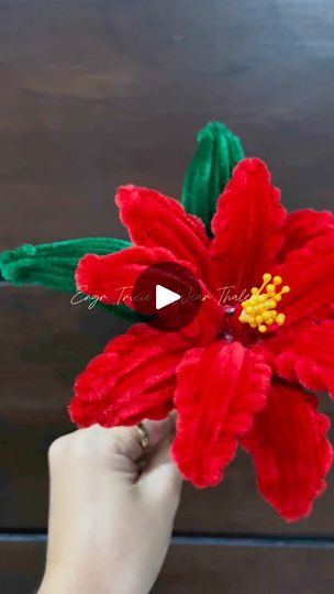 Christmas Flowers Poinsettia, Fuzzy Wire, Pipe Cleaner Art, Pipe Cleaner Crafts, Wire Flowers, Christmas Flowers, Tutorial Diy, Pipe Cleaner, Poinsettia