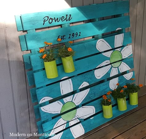 I wanted a family sign and a garden planter for my side door, so I combined the two ideas to create a fun decoration using upcycled materials. [media_id:3030703… Pallet Decor, Wooden Pallet Projects, Pallet Garden, Pallets Garden, Pallet Crafts, Pallet Painting, Old Pallets, Diy Deck, Country Crafts