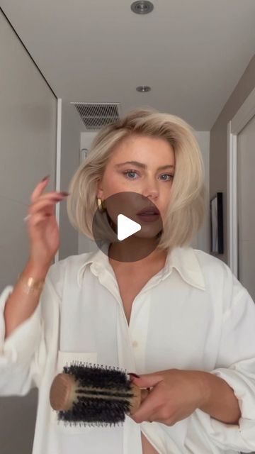 Laura Jade Stone on Instagram: "My go-to look lately - big 90s blowout Brush - @formihair Ergo barrel brush HP - @formihair Heat mist (also good for extra shine) Hair Dryer - @ghdhair_anz Shirt - @thefrankieshop" How To Style Short Hair Blowout, Boho Blowdry Short Hair, Cindy Crawford Haircut, 90s Blowout Hair Tutorial Hairdryer, Blowout Brush Short Hair, 90 Bob Hairstyles, Blowout With Headband, Big Volume Hair Tutorial, Bob Hair Blowout