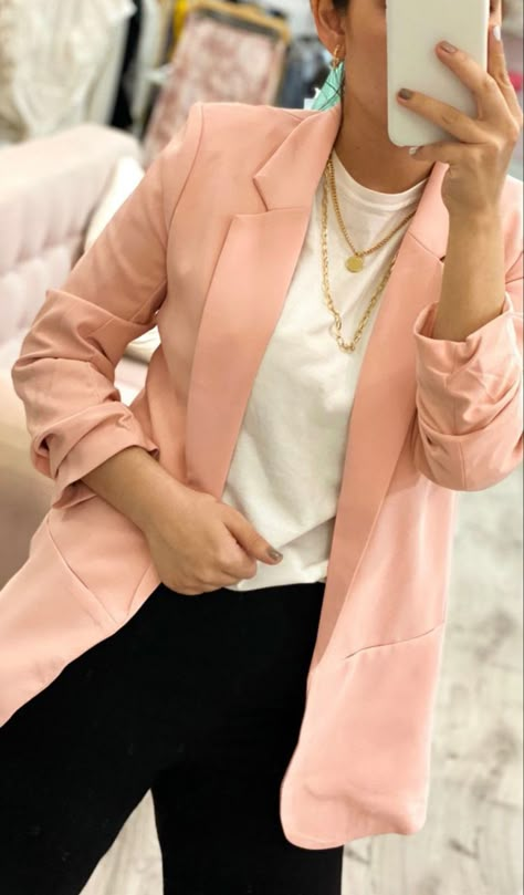 Rose Gold Blazer Outfit Women, Peach Blazer Outfit, Rich Wardrobe, Blazer Rosa, Peach Blazer, Blazer Look, Gold Blazer, Outfits Con Jeans, Professional Work Outfit