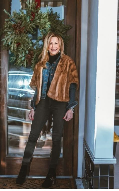 Fur Stole Outfit, Fur Coat Outfit Casual, Vest Street Style, Fur Vest Outfits, Outdoor Decorating Ideas, Vintage Fur Stole, Fur Coat Outfit, Faux Shearling Vest, Fur Coat Vintage