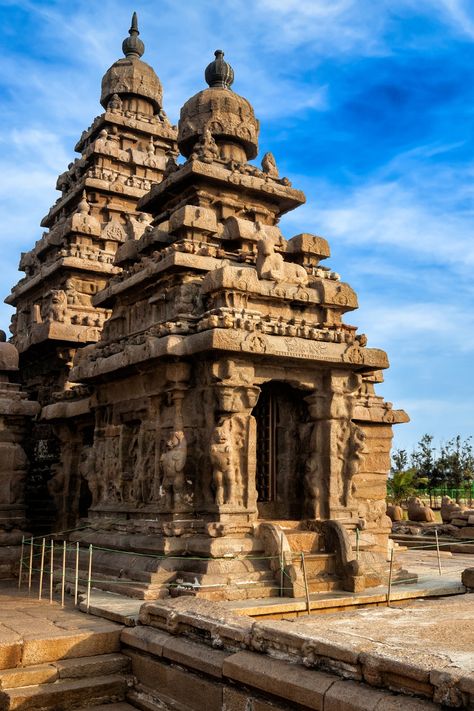 Discover the rich cultural heritage of Mahabalipuram, Tamil Nadu through its temples, monuments, and sculptures. Plan your trip! Mahabalipuram Temples, Tamil Nadu Culture, Places To Travel In India, Tamil Culture, Pbl Projects, Travel In India, Temple Architecture, Indian Temple, Ancient India