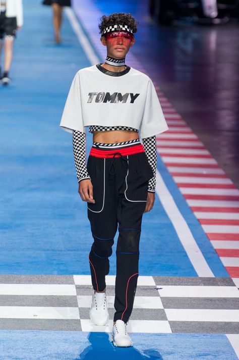 63 Looks From Tommy Hilfiger Spring 2018 MYFW Show – Tommy Hilfiger Runway at Milan Fashion Week Runway Fashion Looks, Tommy Hilfiger Fashion, Racing Fashion, Fashion Design Template, Moschino Dress, Races Fashion, Futuristic Fashion, 2018 Fashion, Sporty Outfits