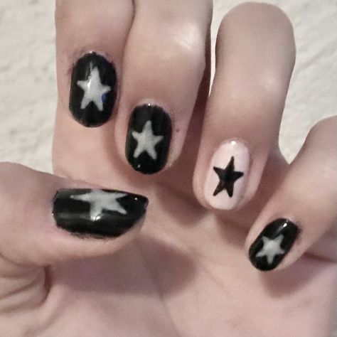 Emo Nail Designs For Short Nails, Black Nails W Stars, Alt Nails Designs Short, Star Nails Men, Star Aesthetic Nails, Star Nailpolish, Black Star Nails Acrylic, Black Nails With White Stars, How To Paint Stars On Nails